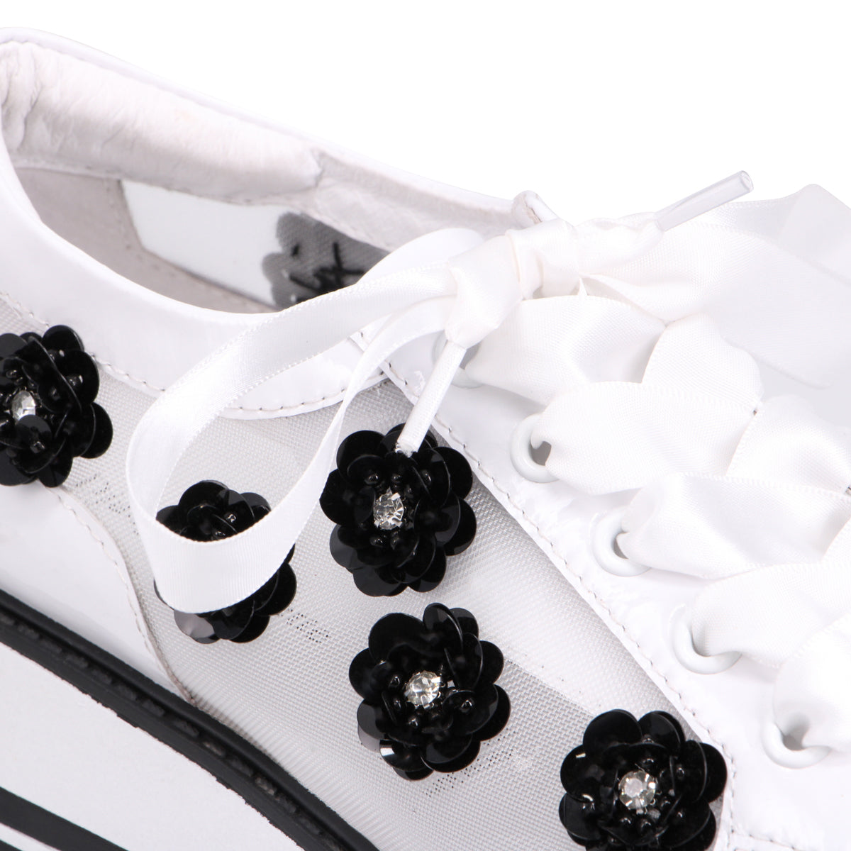 WHITE BLACK | Detail