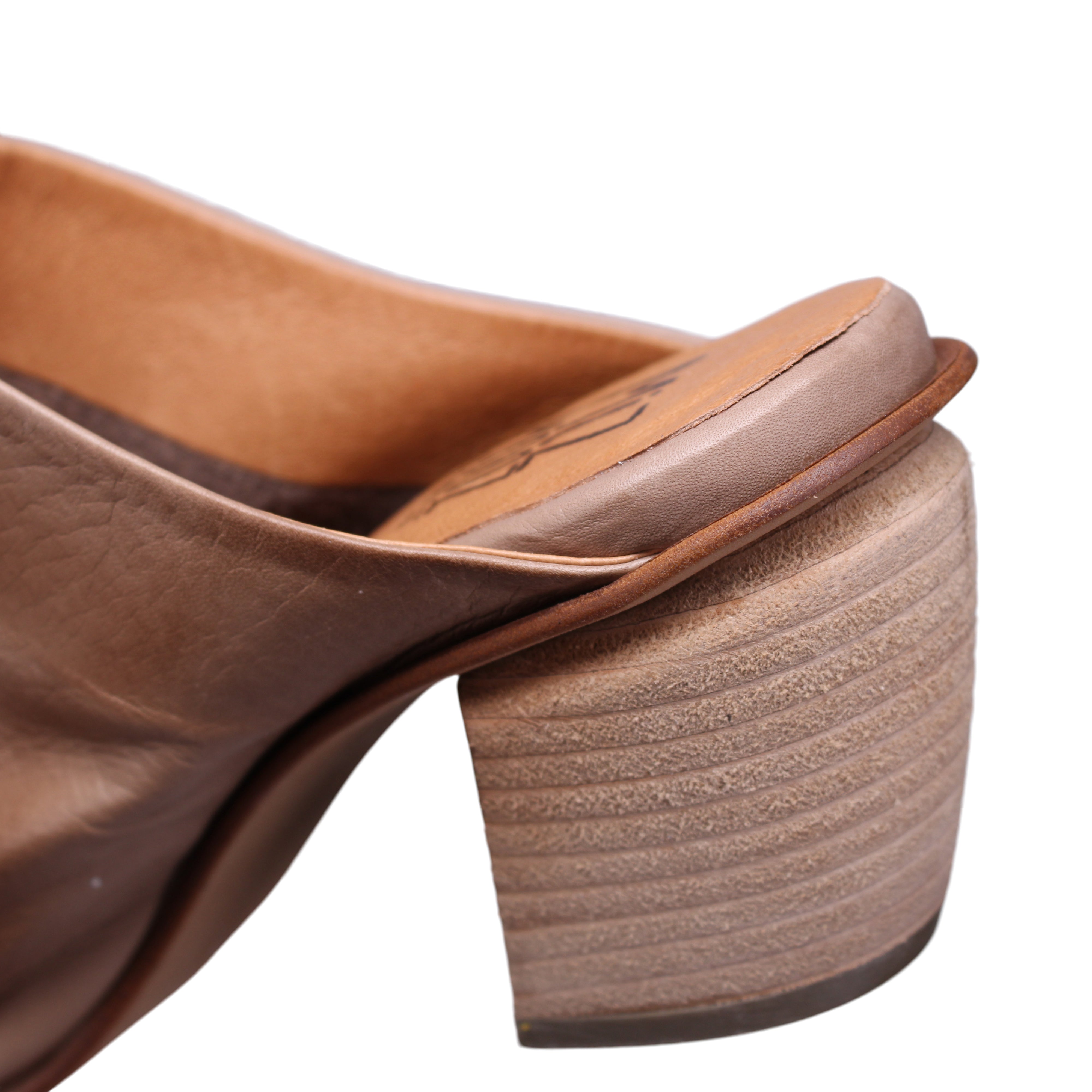 BEIGE | Detail