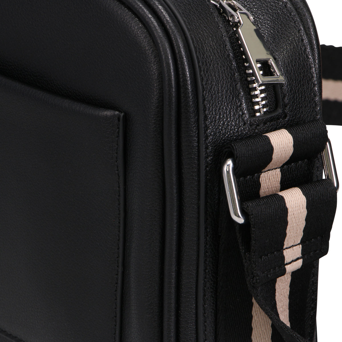 BLACK | Detail