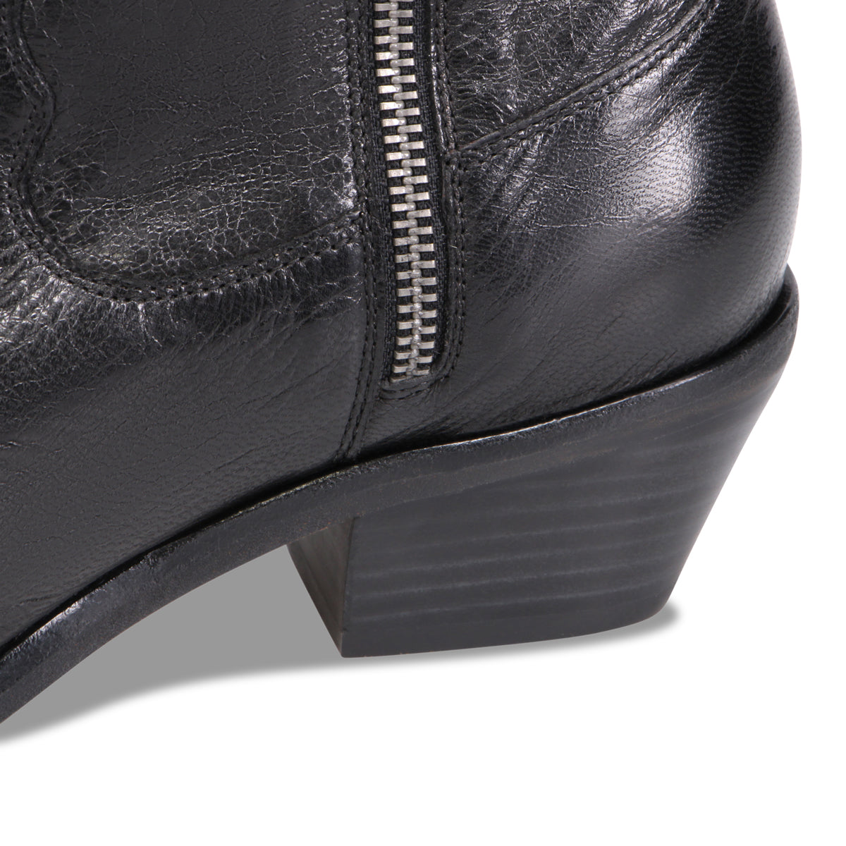 BLACK | Detail