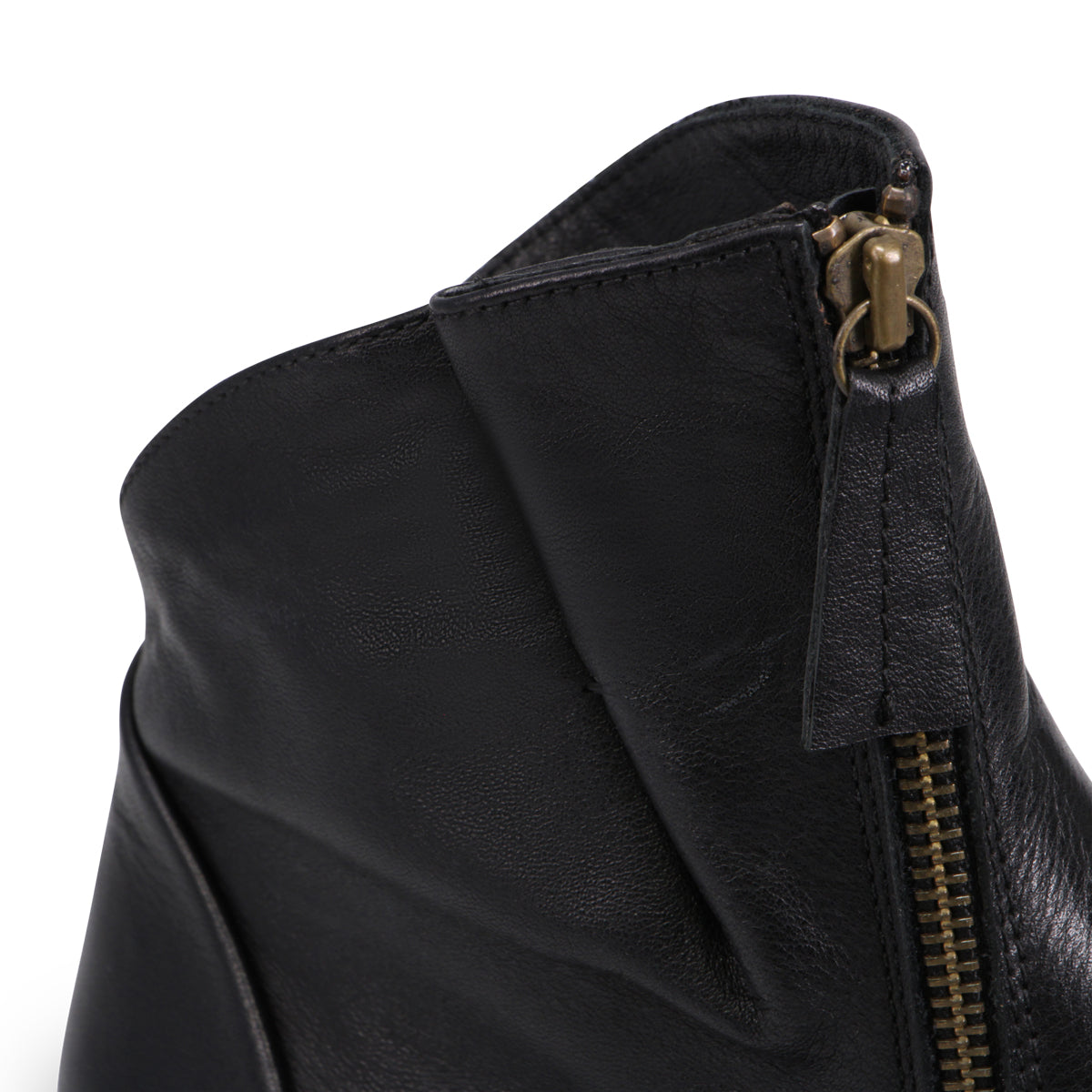 BLACK | Detail