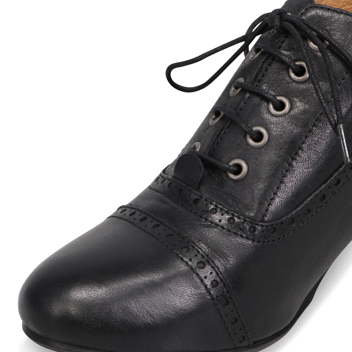 BLACK | Detail