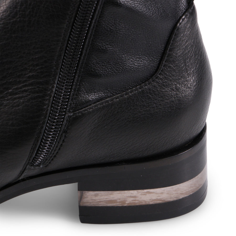 BLACK LEATHER | Detail