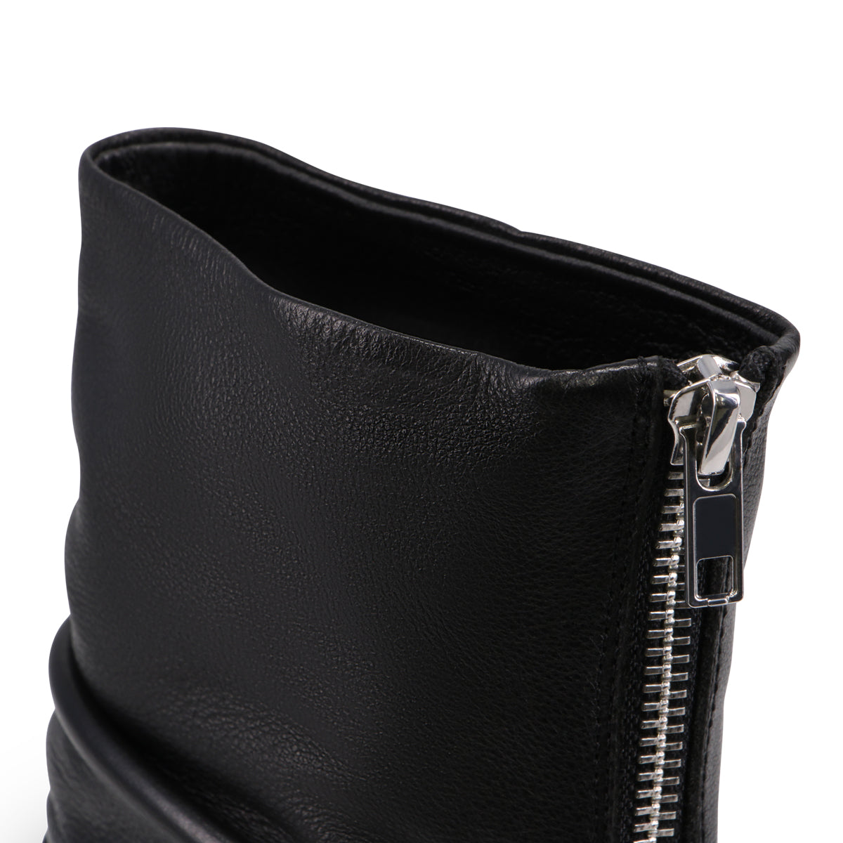 BLACK | Detail