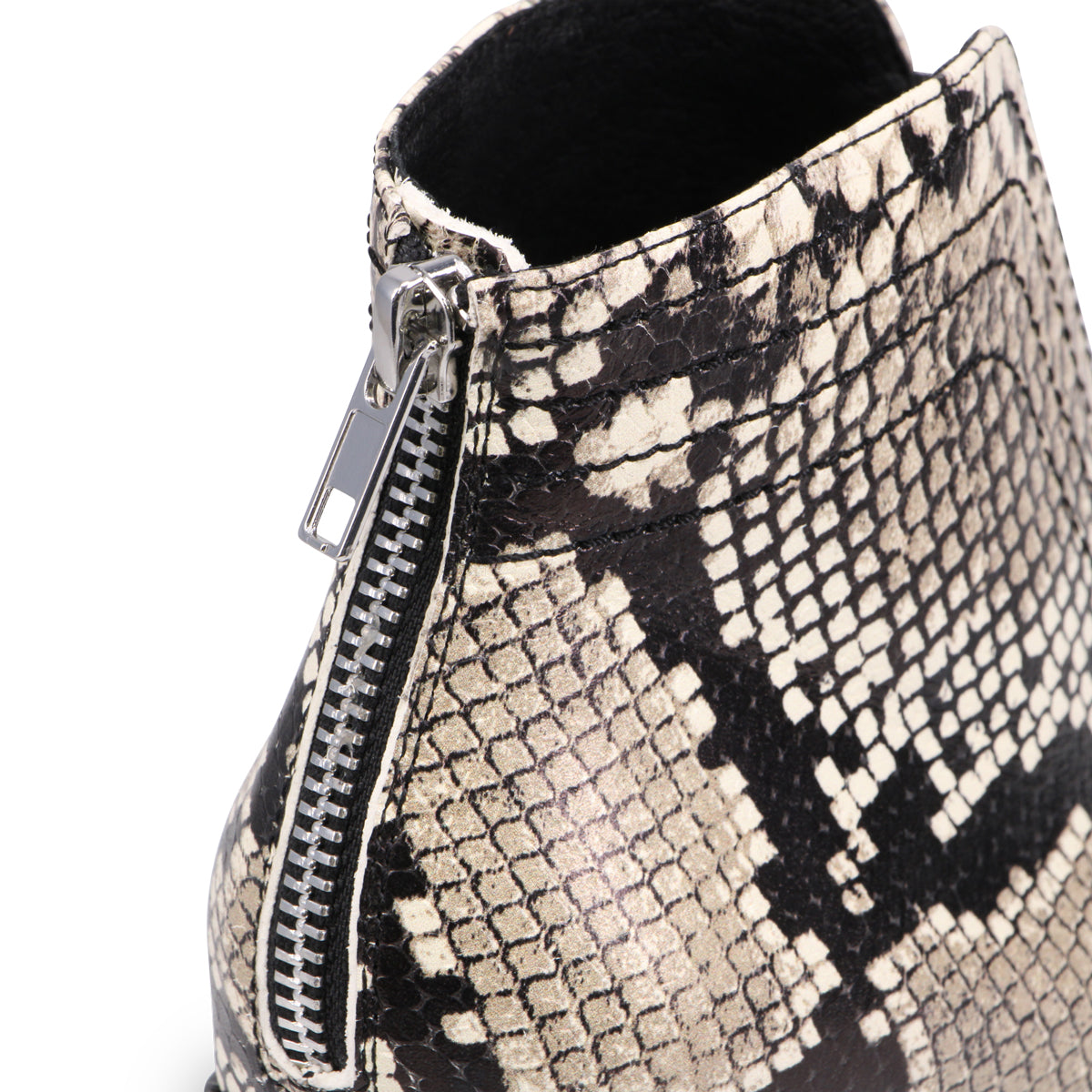 BLACK WHITE SNAKE | Detail