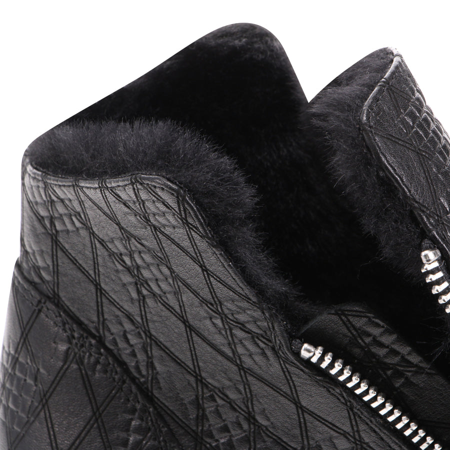 BLACK CHECK EMBOSSED | Detail