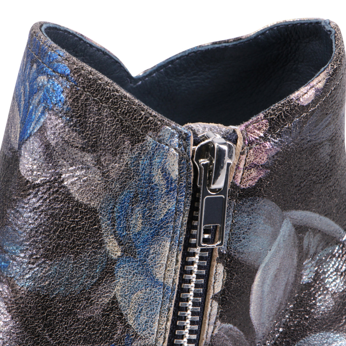 BLUE METAL FLORAL | Detail