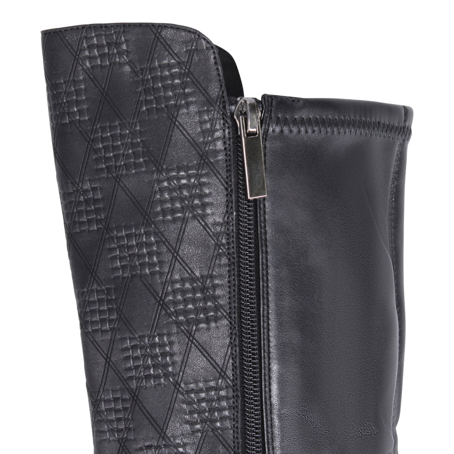 BLACK EMBOSSED | Detail