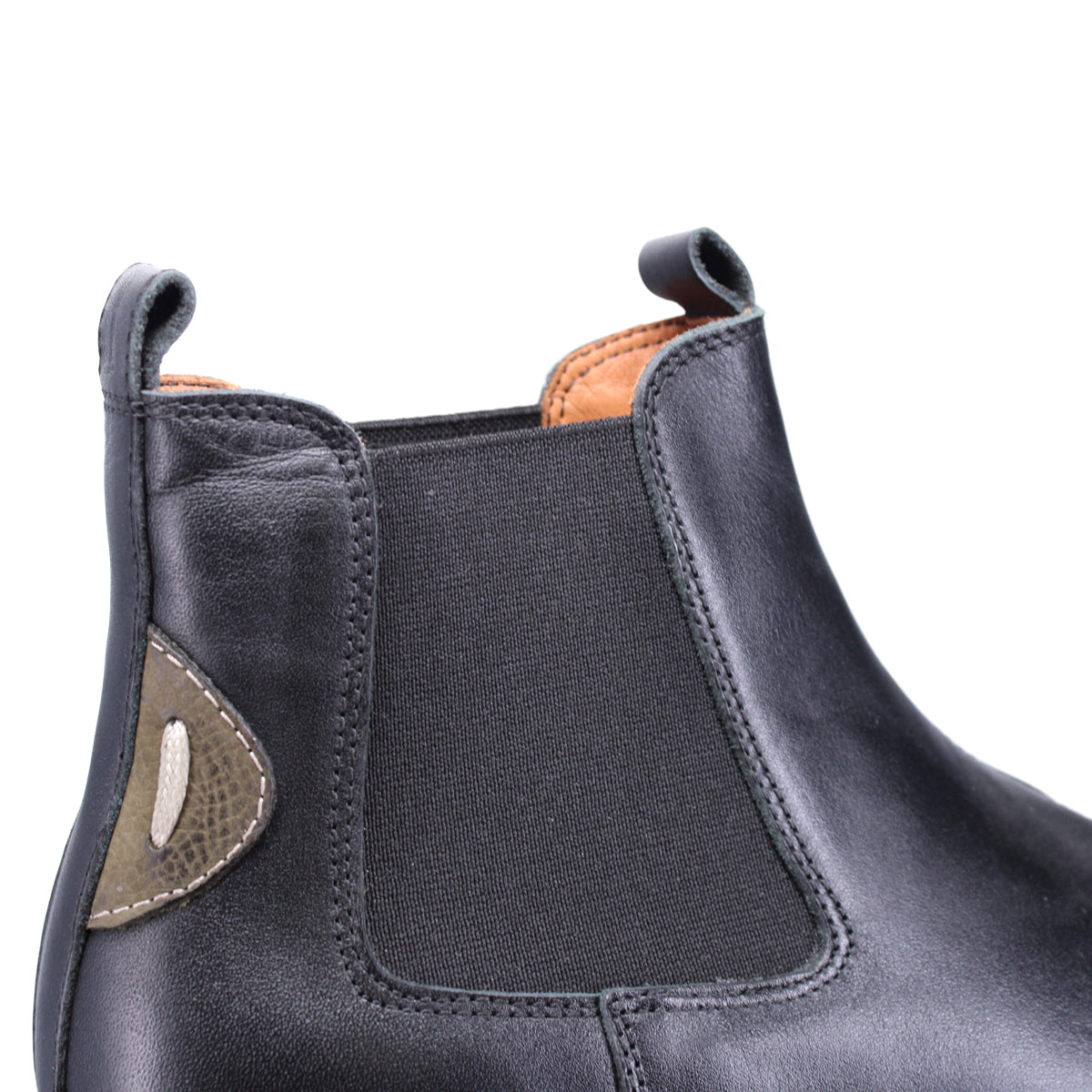 BLACK LEATHER | Detail