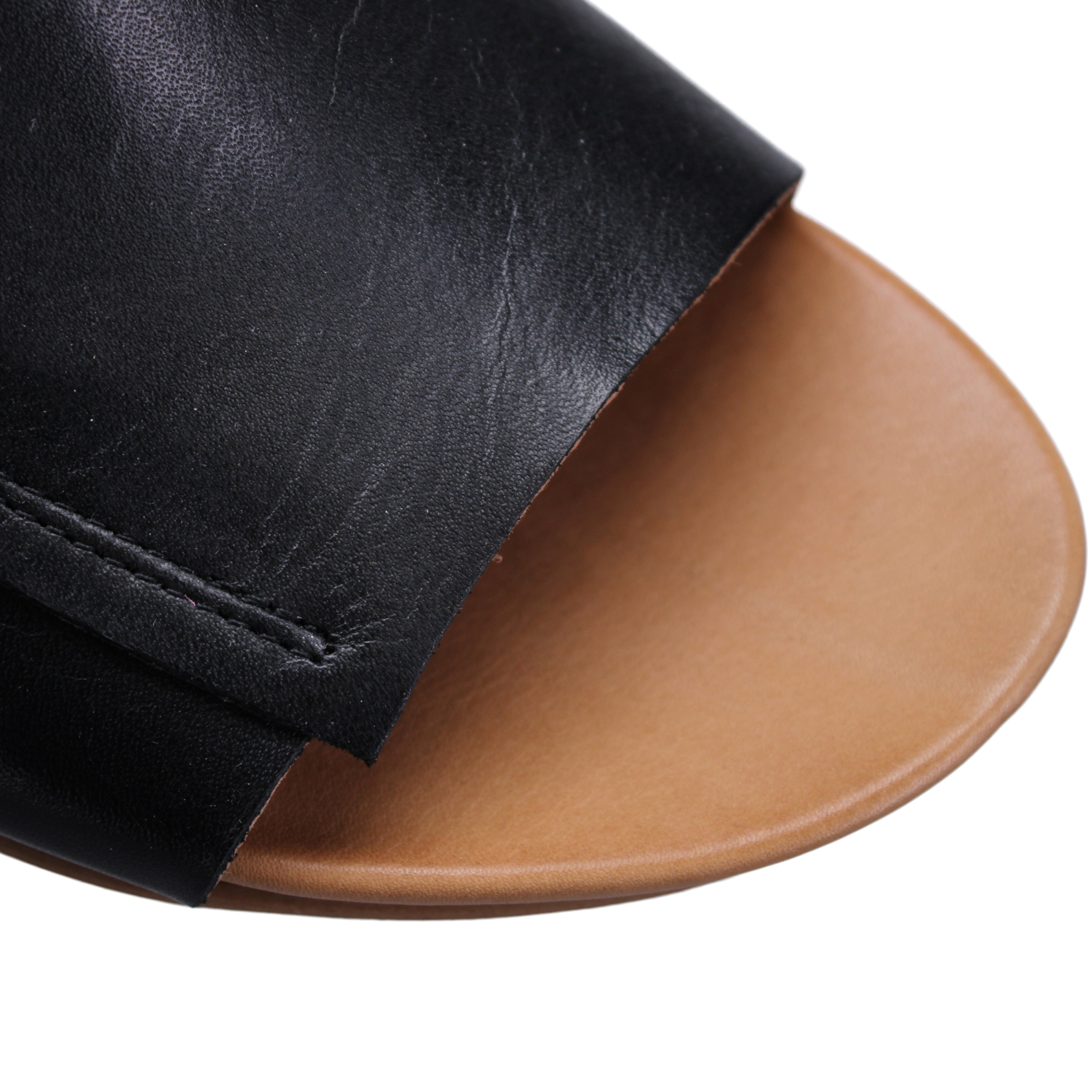 BLACK | Detail