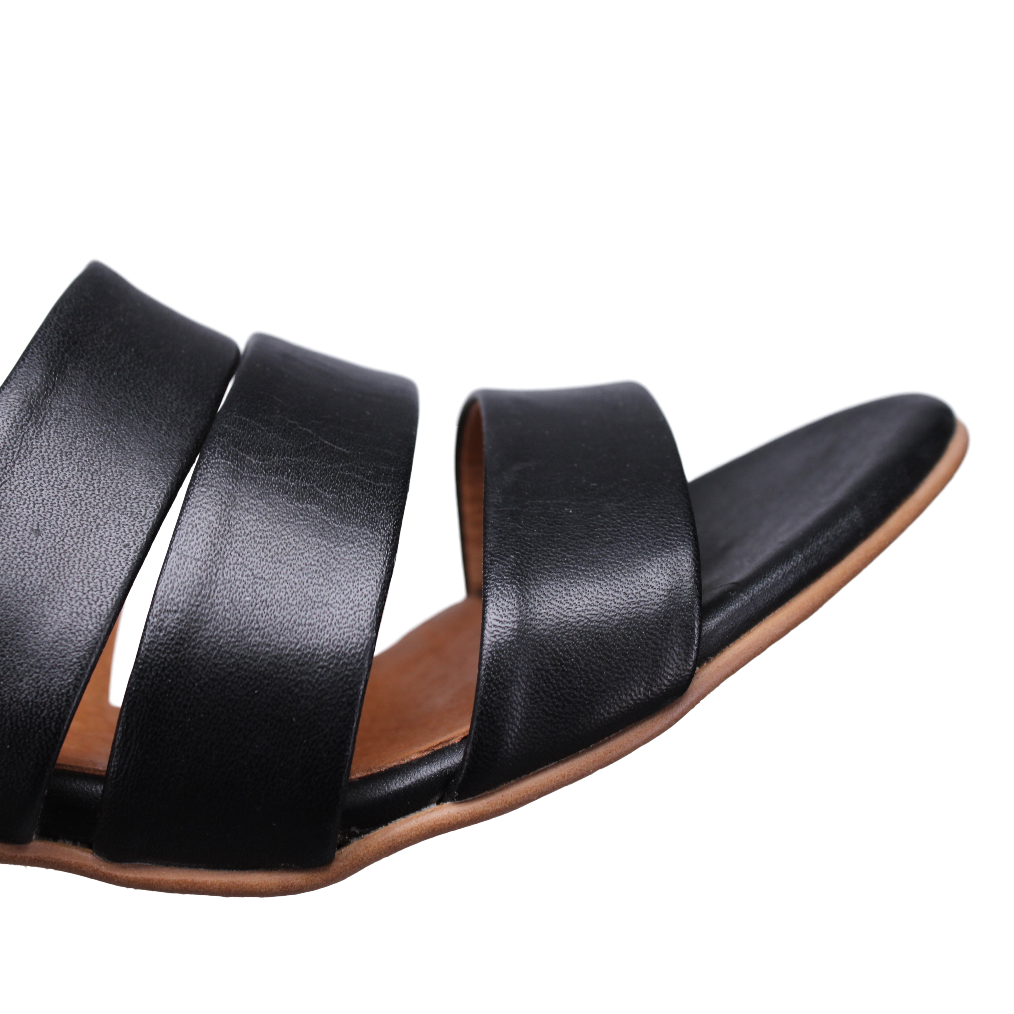 BLACK | Detail
