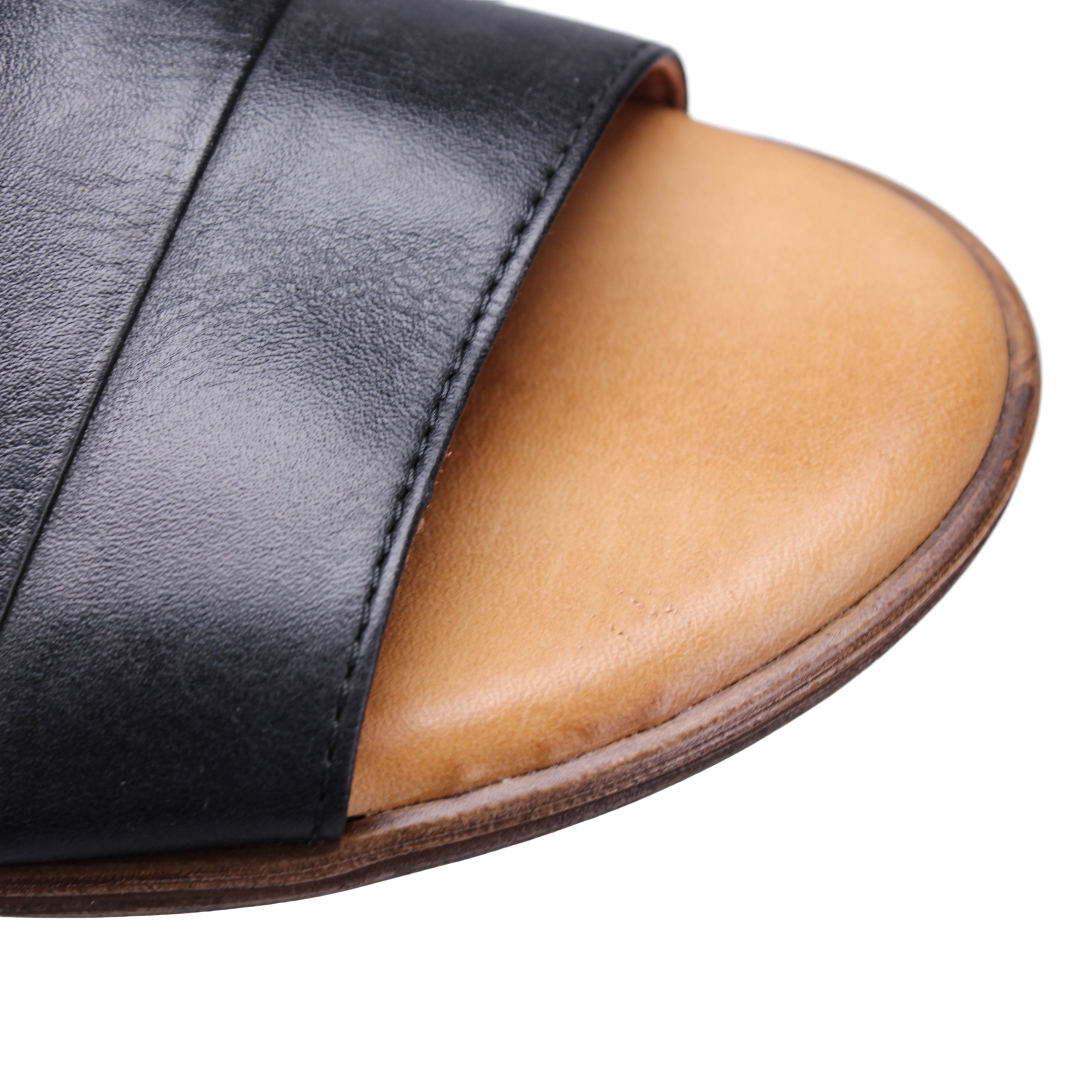 BLACK | Detail