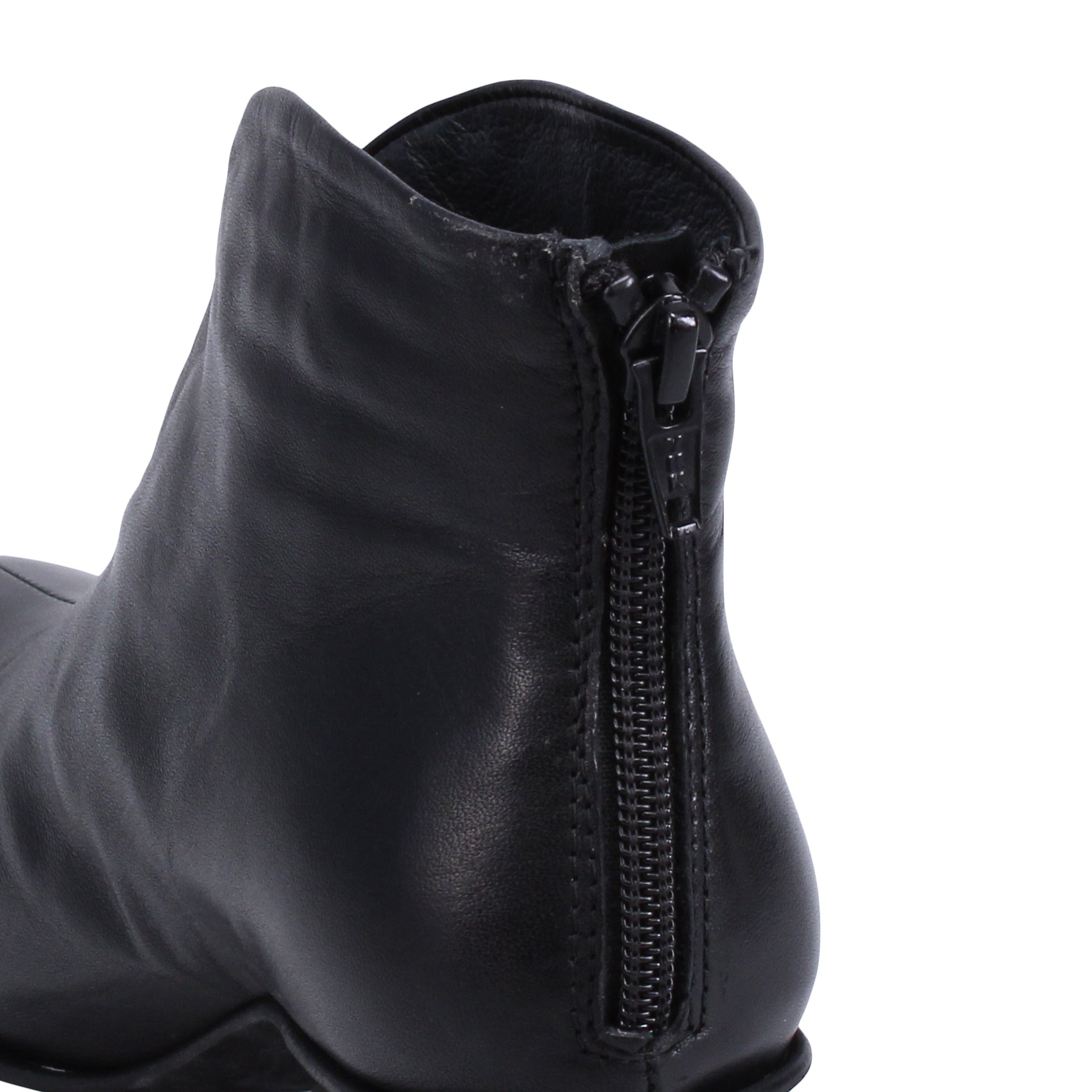 BLACK | Detail